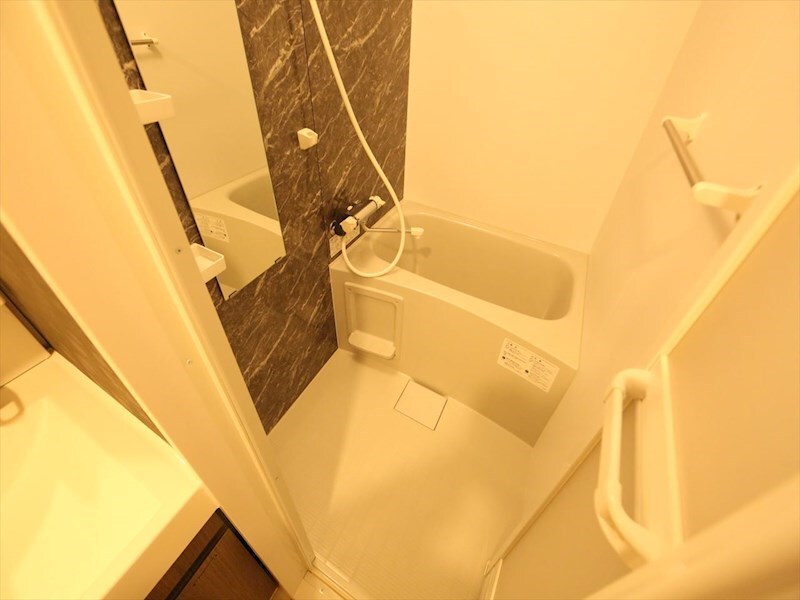 物件内観写真4　(バスルーム　浴室暖房乾燥機付き)