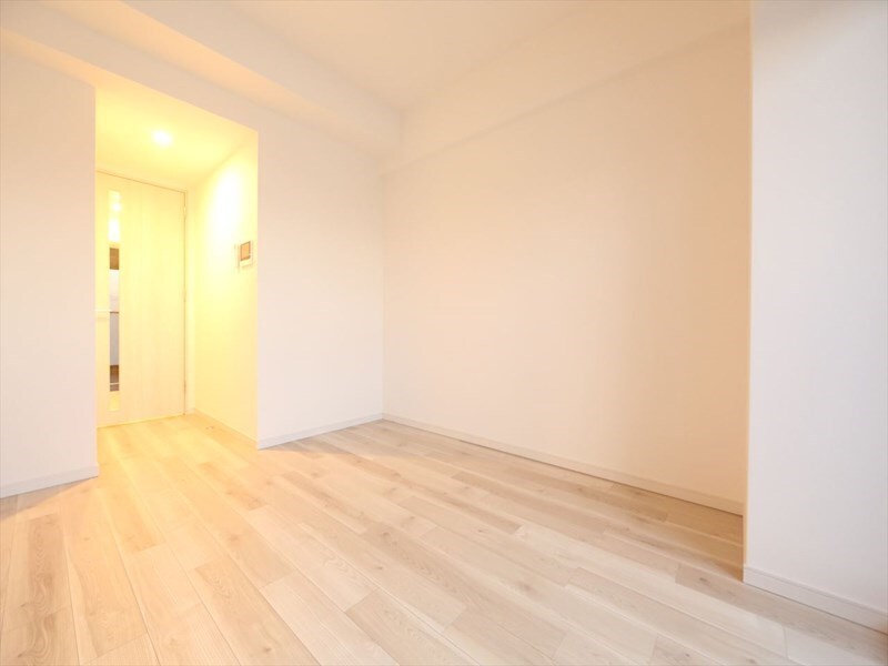 物件内観写真9　(洋室7帖　クローゼット付（収納充実してます）)