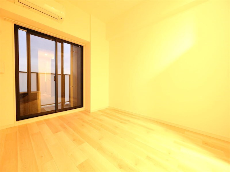 物件内観写真10　(洋室7帖　エアコン完備　クローゼット付　バルコニー)