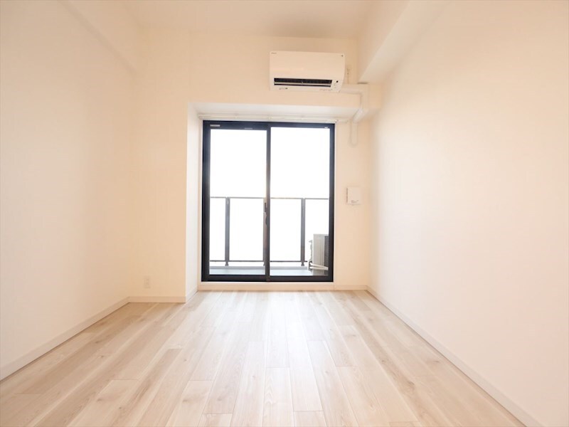 物件内観写真10　(洋室7帖　エアコン完備　クローゼット付　バルコニー)