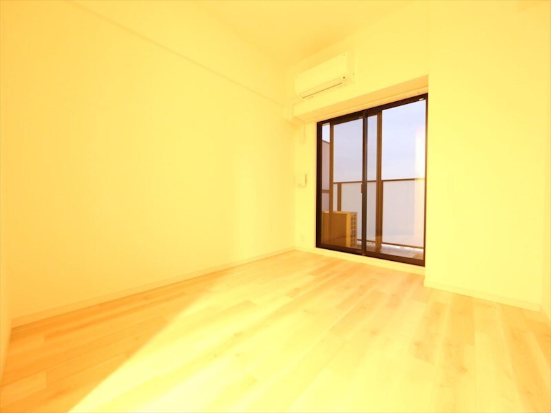 物件内観写真14　(洋室7帖　エアコン完備　クローゼット付　バルコニー)