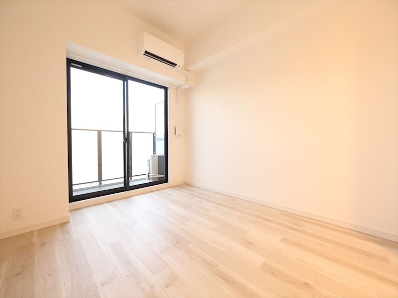 物件内観写真15　(洋室7帖　エアコン完備　クローゼット付　バルコニー)