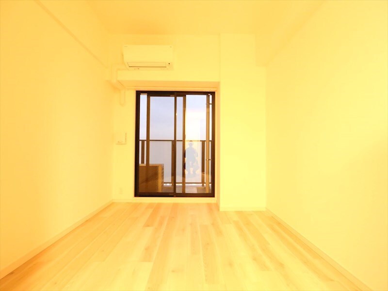 物件内観写真23　(洋室7帖　エアコン完備　クローゼット付　バルコニー)