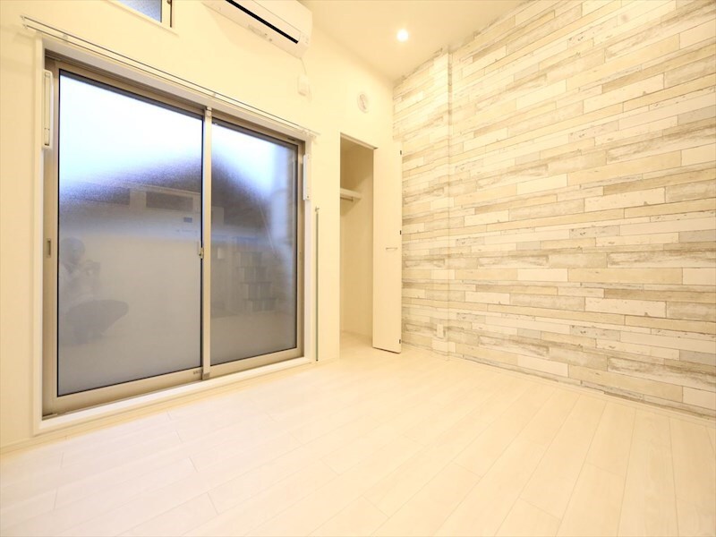 物件内観写真12　(洋室5.5帖　ロフト6.7帖（収納にも使えます）　同仕様写真)