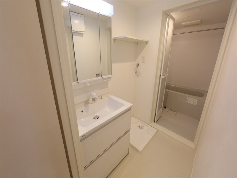 物件内観写真3　(脱衣所　独立洗面台（シャンプードレッサー付）同型写真)