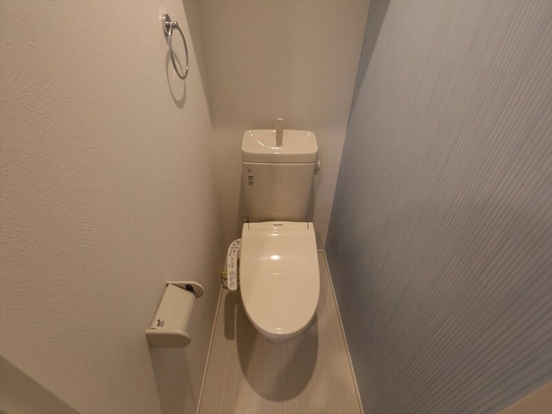 物件内観写真5　(温水洗浄暖房便座付トイレ　同型写真)