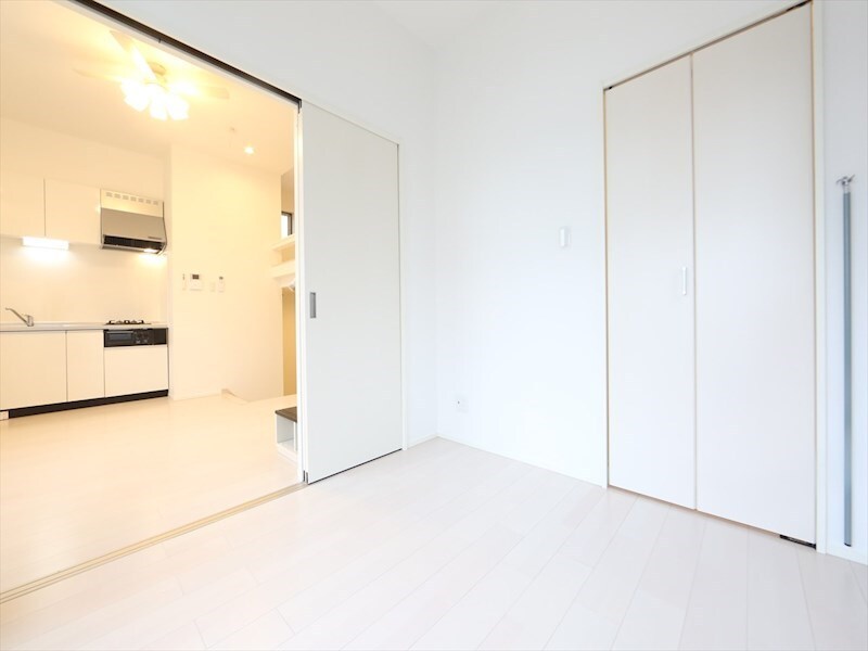 物件内観写真9　(洋室3.7帖　ウォークインクローゼット付（収納充実）同型写真)