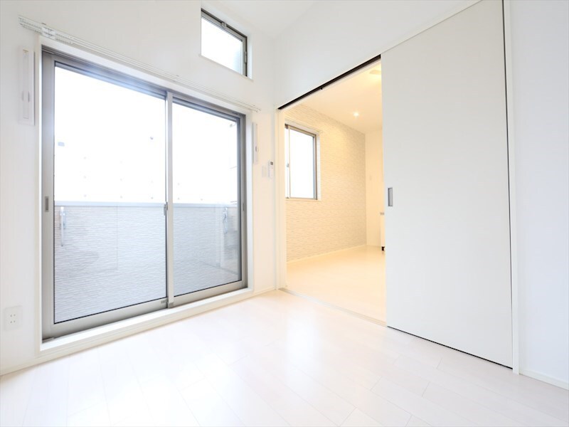 物件内観写真13　(ＬＤＫ8帖　洋室3.7帖　階段上段ロフト5.7帖　同型写真)