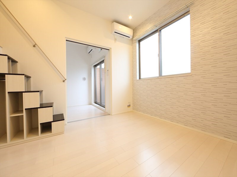 物件内観写真14　(ＬＤＫ8帖　洋室3.7帖　階段上段ロフト5.7帖　同型写真)