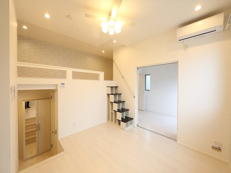 物件内観写真15　(ＬＤＫ8帖　洋室3.7帖　階段上段ロフト5.7帖　同型写真)