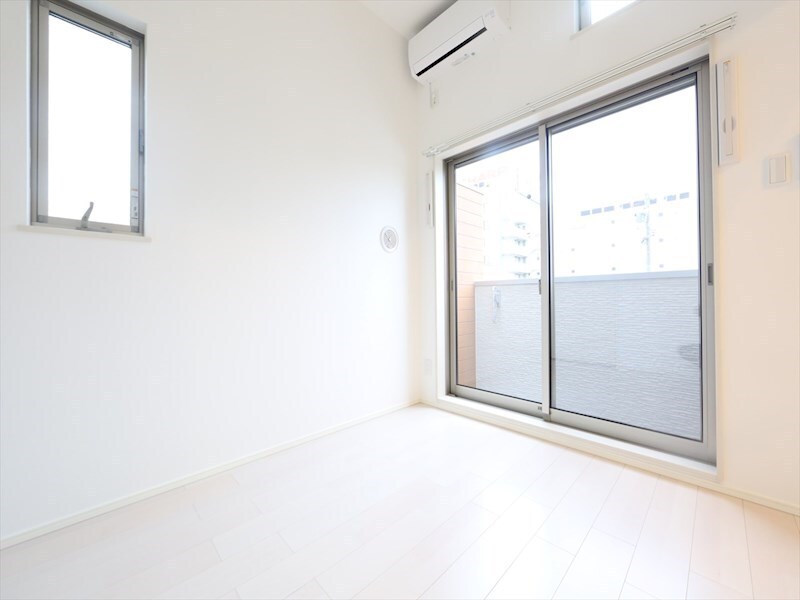 物件内観写真16　(洋室3.7帖　2面採光　エアコン完備　バルコニー　同型写真)