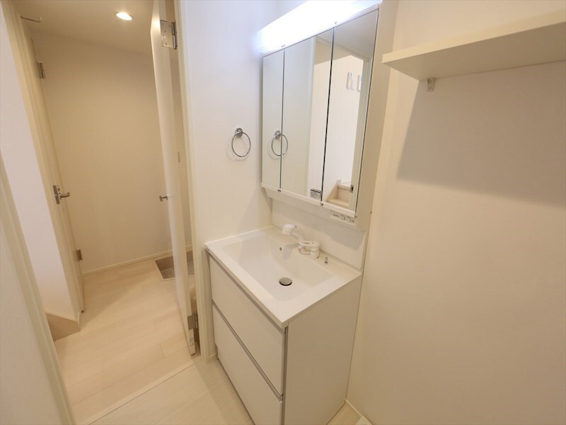 物件内観写真20　(脱衣所　独立洗面台（シャンプードレッサー付）同型写真)