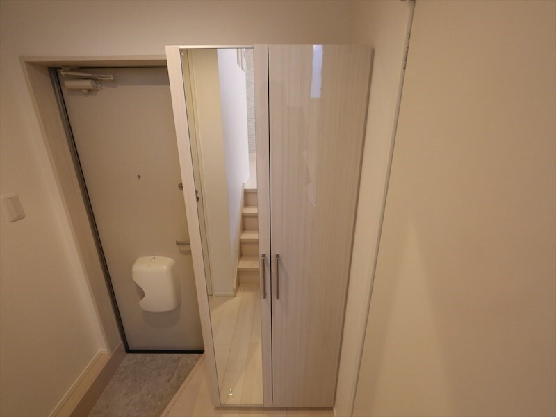 物件内観写真22　(玄関　シューズボックス付（収納充実してます）同型写真)