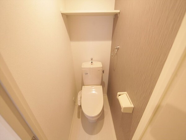 トイレ(温水洗浄暖房便座付トイレ　同型写真)