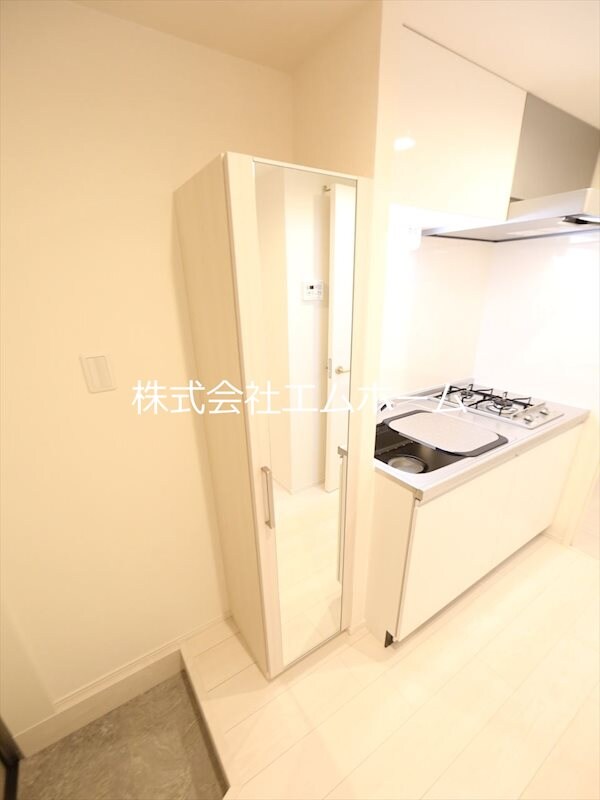 玄関(玄関シューズボックス　姿見鏡付き（収納充実してます）同型写真)