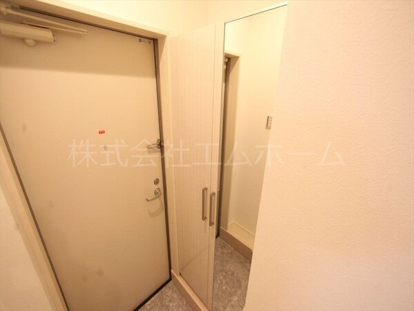 玄関(玄関シューズボックス　姿見鏡付き（収納充実してます）同型写真)
