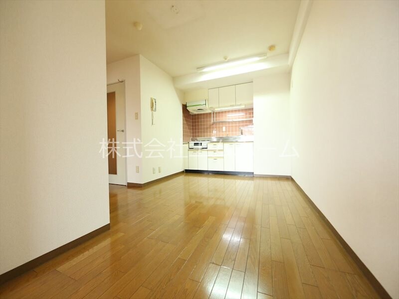 物件内観写真2　(ＤＫ7.5帖　洋室6.3帖とつなげても仕切っても使えます)