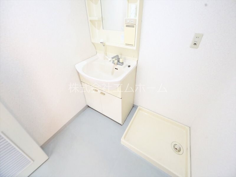 物件内観写真3　(脱衣所　独立洗面台（シャンプードレッサー）)