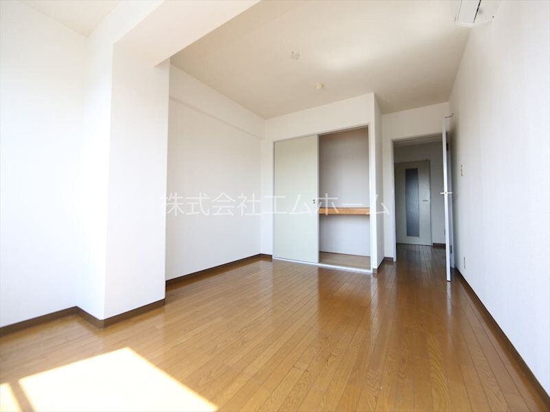 物件内観写真8　(洋室8.9帖　収納充実してます)