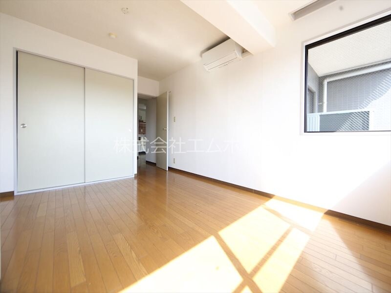 物件内観写真9　(洋室8.9帖　クローゼット付（収納充実してます）)