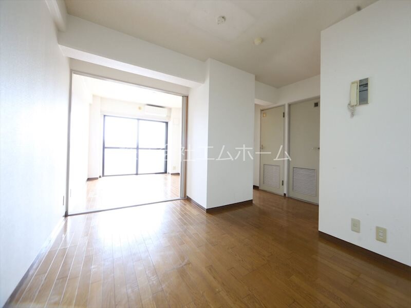 物件内観写真10　(ＤＫ7.5帖　洋室6.3帖とつなげても仕切っても使えます)