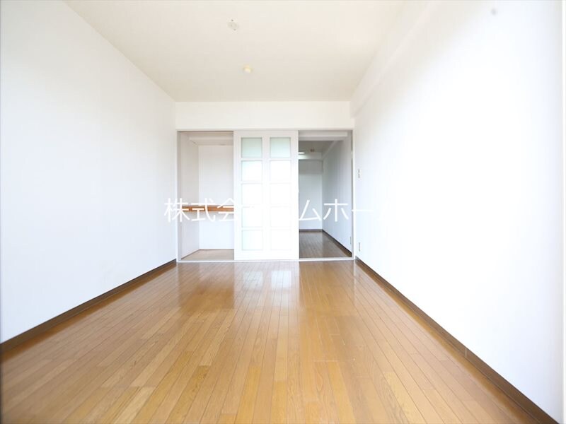 物件内観写真12　(洋室6.3帖　ＤＫ7.5帖とつなげても仕切っても使えます)