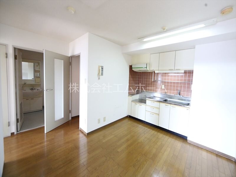 物件内観写真14　(ＤＫ7.5帖　洋室6.3帖とつなげても仕切っても使えます)