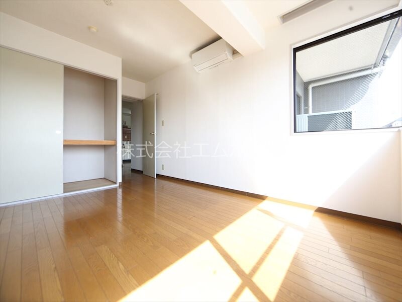 物件内観写真15　(洋室8.9帖　クローゼット付（収納充実してます）)