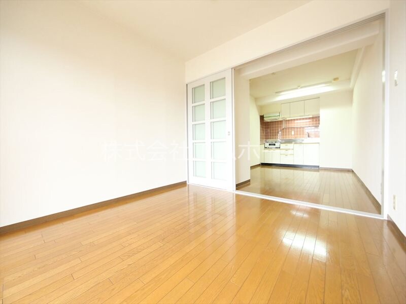 物件内観写真16　(洋室6.3帖　ＤＫ7.5帖とつなげても仕切っても使えます)