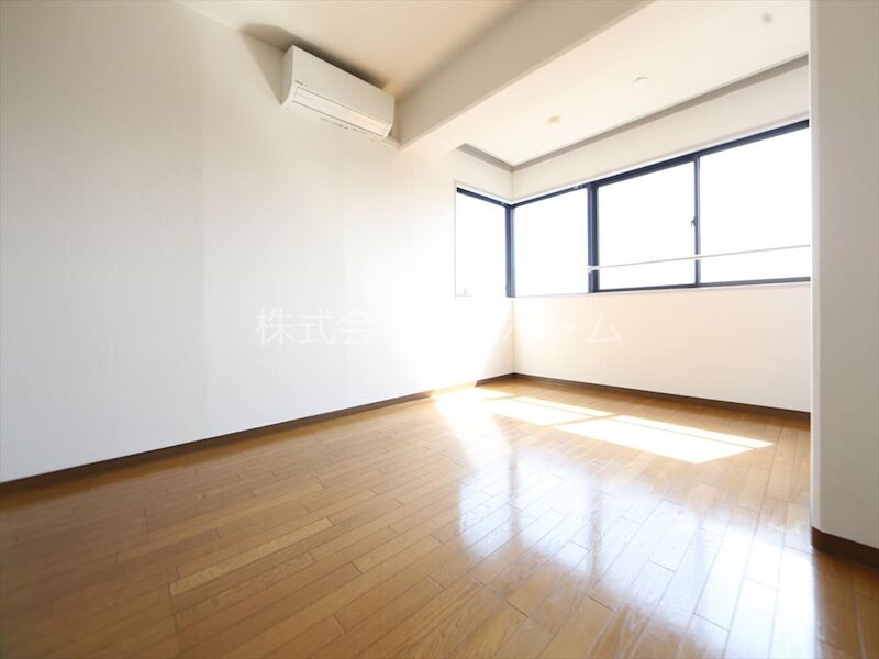 物件内観写真19　(洋室8.9帖　クローゼット付（収納充実してます）)