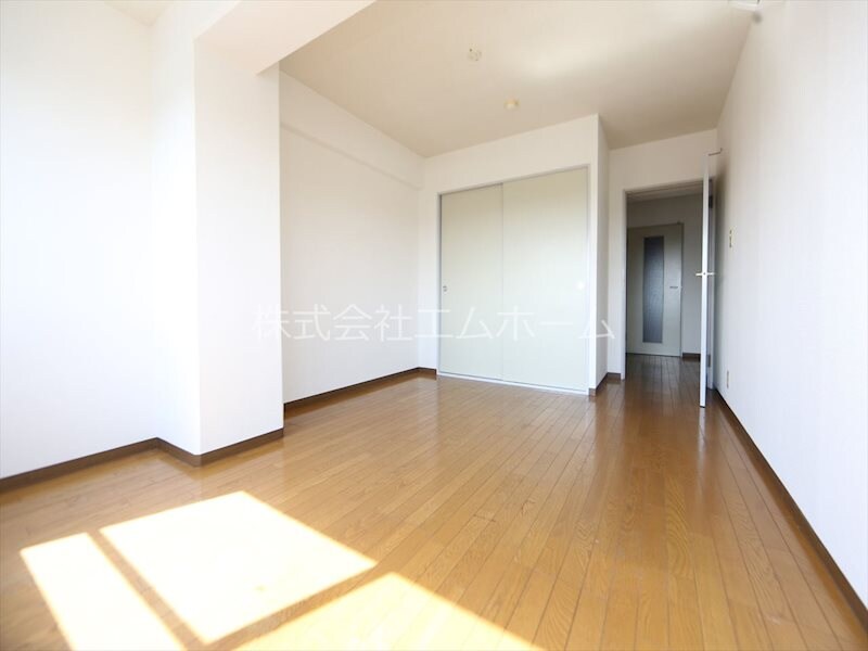 物件内観写真22　(洋室8.9帖　クローゼット付（収納充実してます）)