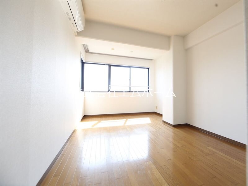 物件内観写真23　(洋室8.9帖　クローゼット付（収納充実してます）)