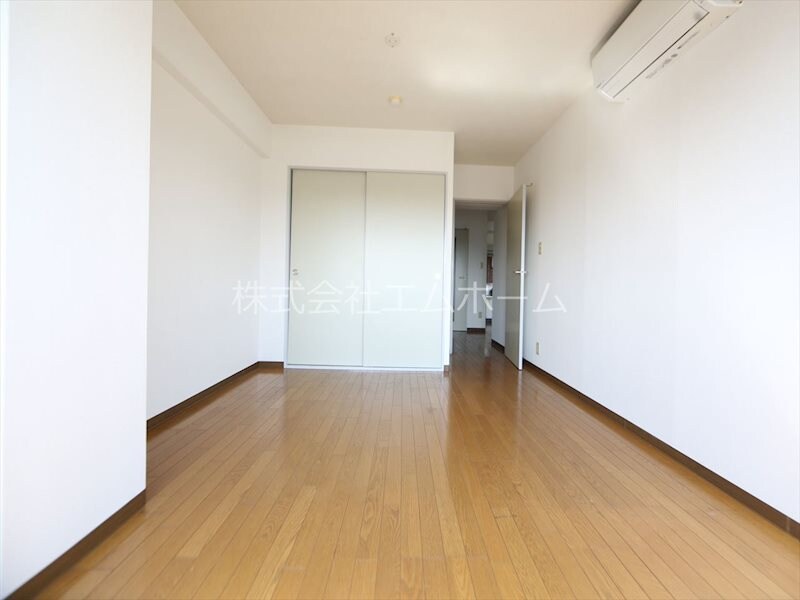 物件内観写真24　(洋室8.9帖　クローゼット付（収納充実してます）)