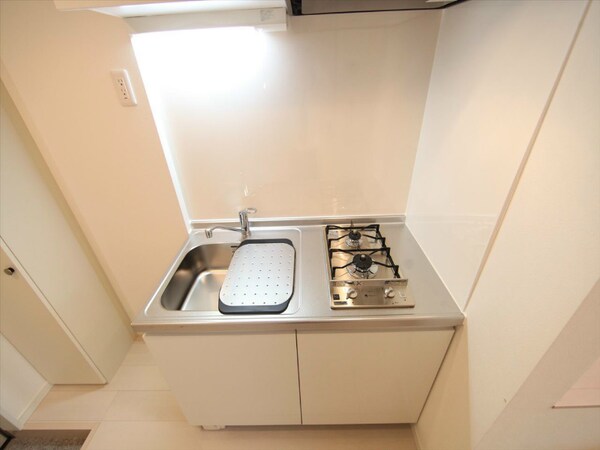 キッチン(システムキッチン（ガス2口）同型写真)