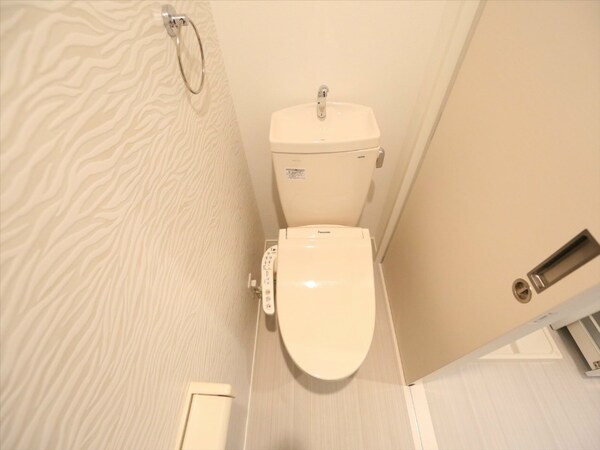 トイレ(温水洗浄暖房便座付トイレ　同型写真)
