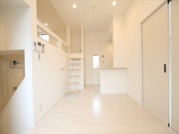 リビング(ＬＤＫ8帖　洋室4.3帖　上段ロフト6.2帖　同型写真)