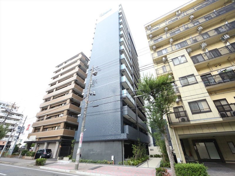 物件外観写真1　(外観　オートロック　宅配ＢＯＸ　防犯カメラ)