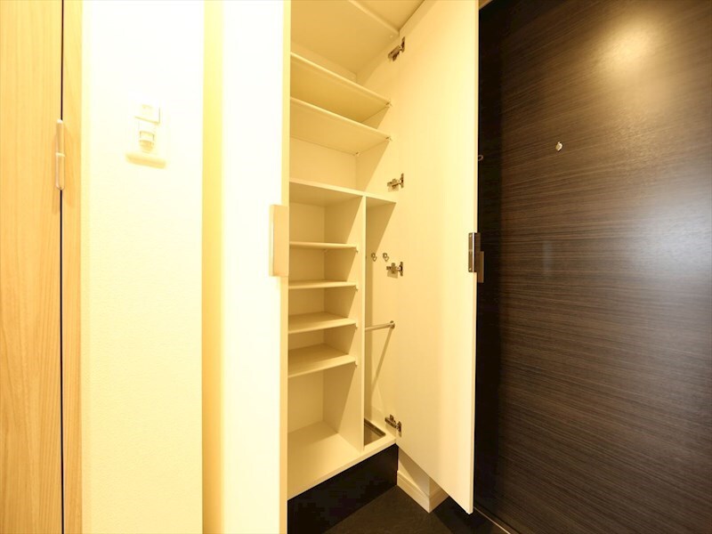 物件内観写真8　(玄関　シューズボックス付（収納充実してます）)