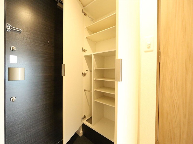 物件内観写真8　(玄関　シューズボックス付（収納充実してます）)