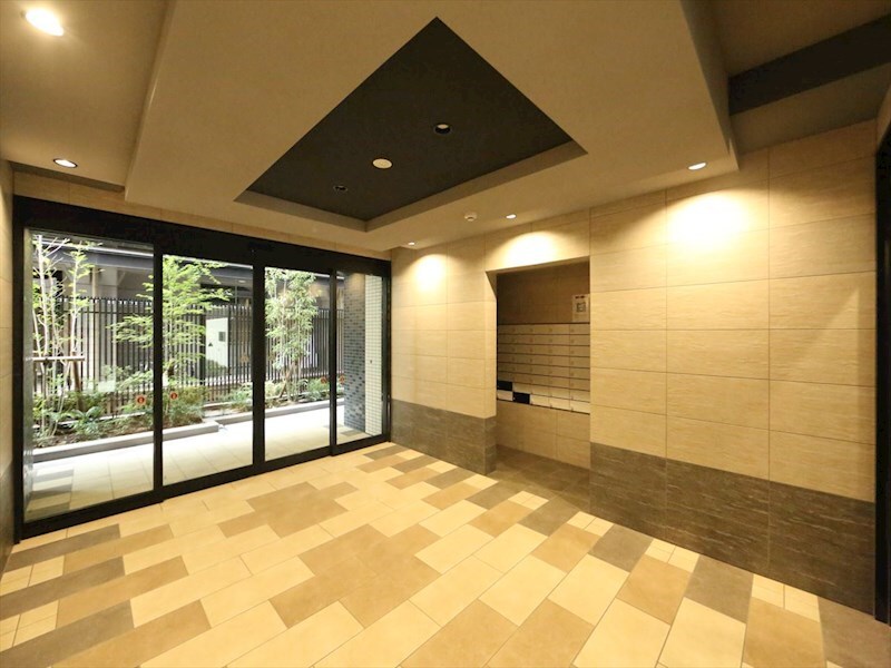 物件内観写真13　(エントランス　オートロック付　防犯カメラ有り)