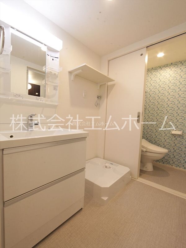 物件内観写真3　(脱衣所　独立洗面台（シャンプードレッサー付）同型写真)