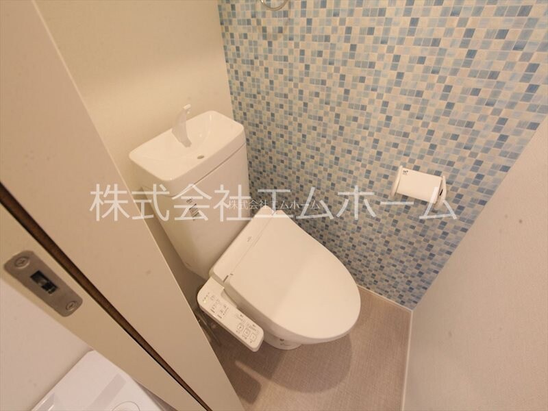 物件内観写真5　(温水洗浄暖房便座付トイレ　同型写真)