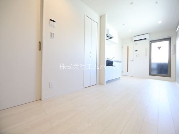 リビング(ＬＤＫ9.1帖　システムキッチン　エアコン完備　バルコニー)