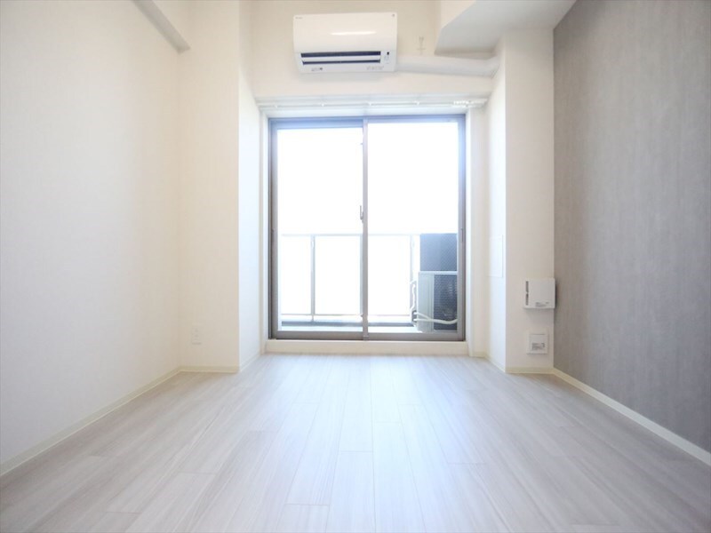 物件内観写真10　(洋室6帖　エアコン完備　バルコニー)