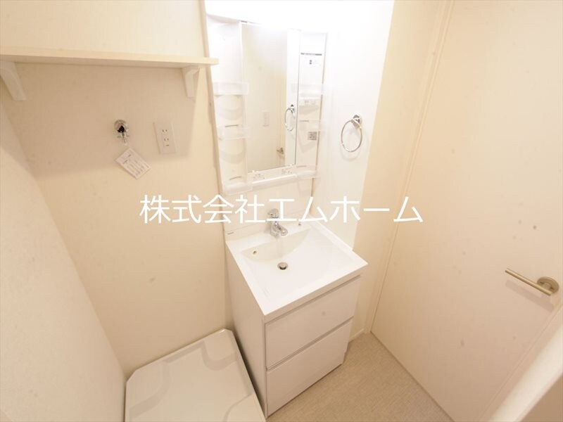 物件内観写真4　(脱衣所　独立洗面台（シャンプードレッサー付）同型写真)