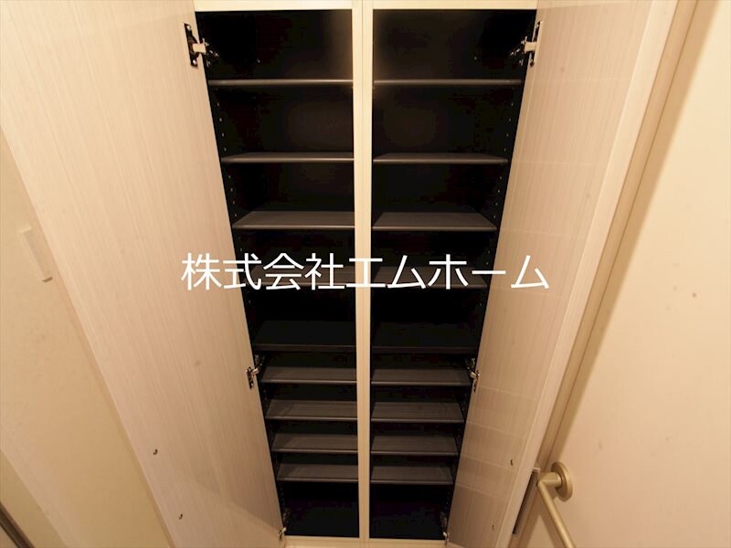 物件内観写真5　(玄関　シューズボックス（収納充実してます）同型写真)