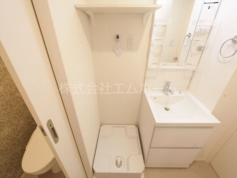 物件内観写真23　(脱衣所　独立洗面台（シャンプードレッサー付）同型写真)