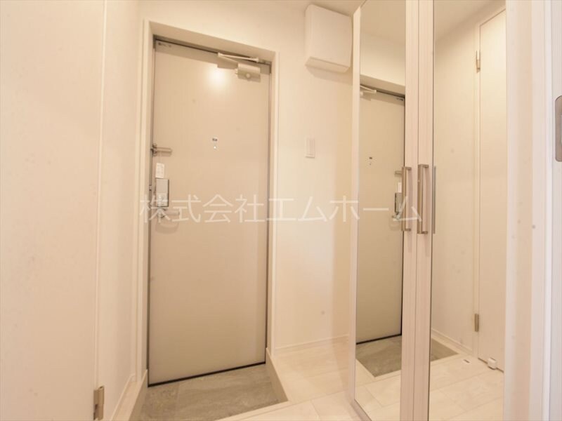 物件内観写真30　(玄関　シューズボックス（収納充実してます）同型写真)