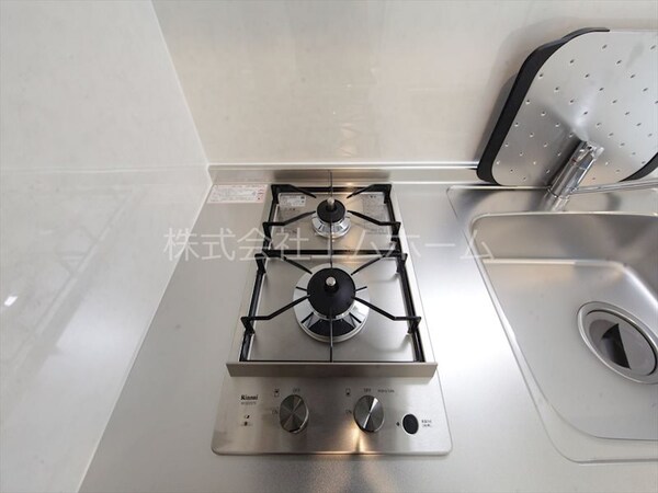 キッチン(システムキッチン（ガス2口コンロ付）同型写真)