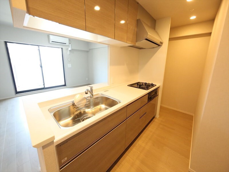 物件内観写真7　(システムキッチン（3口コンロ・グリル付）カウンターキッチン)